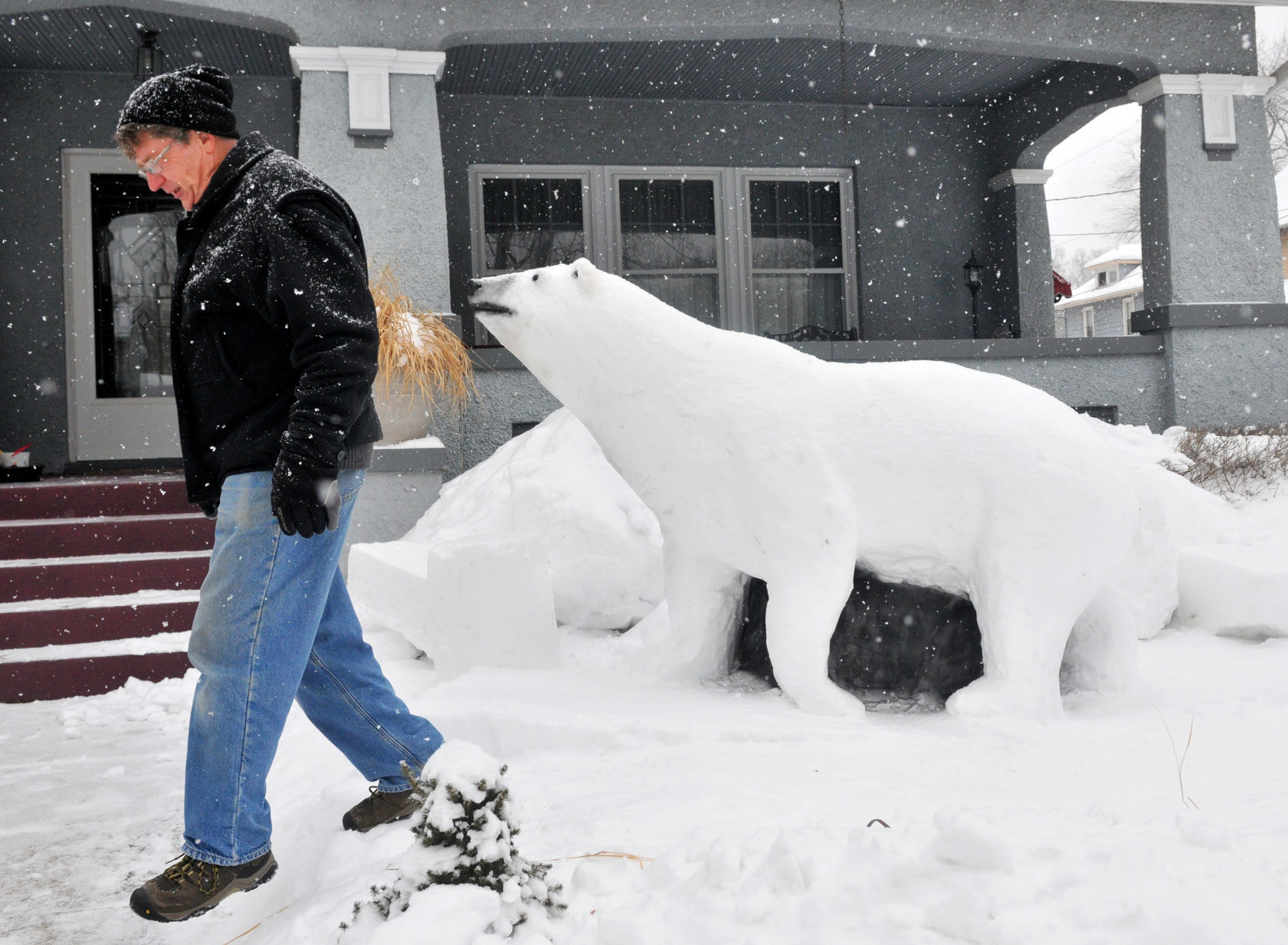 Polar bear snow sculpture